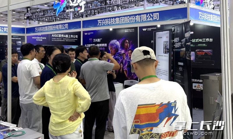 万兴科技展位人气高涨，旗下万兴剧厂、Filmora.TV等产品吸引观众体验。 