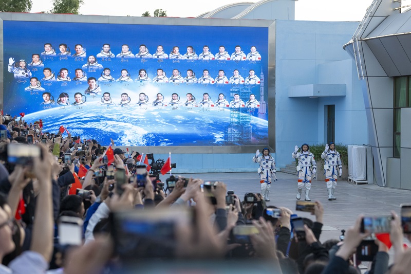 神舟二十三号载人飞行任务航天员乘组出征仪式举行。人民网记者 