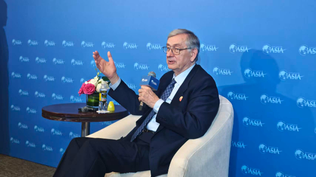 3月25日，斯洛文尼亚前总统图尔克在博鳌亚洲论坛2026年年会上接受媒体采访。（第一财经记者/摄）