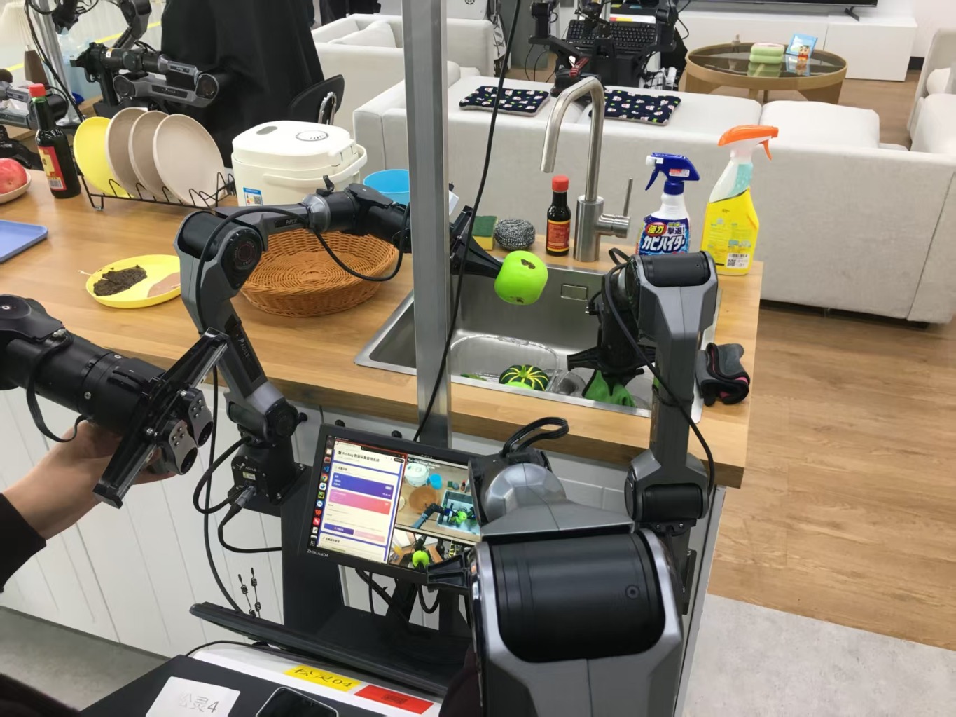 操作员正在操控机器人洗水果