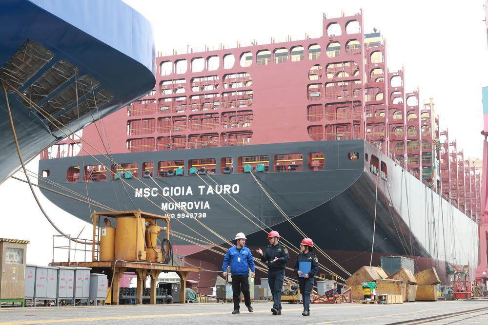 广州海关所属南沙海关关员对出口新造船舶进行监管