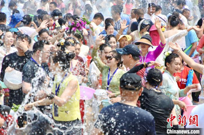 云南景谷泼水节启幕万人赶摆同欢庆