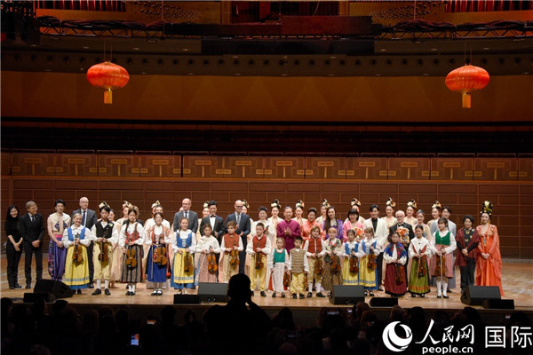 中国驻瑞典大使崔爱民和夫人李丽红及主要嘉宾代表与全体演职人员合影。人民网记者