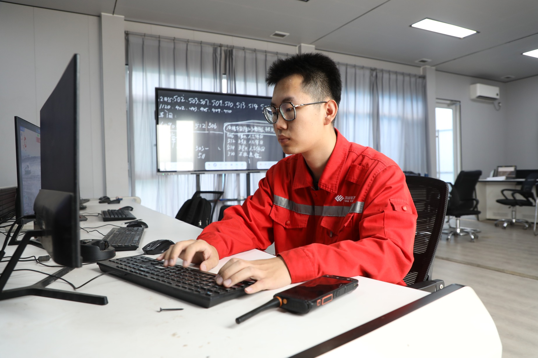 李佳树在监测无人矿卡运行状态。杨舒惠摄.JPG