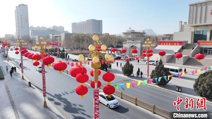 新疆阿图什：挂灯笼置年货大街小巷年味浓