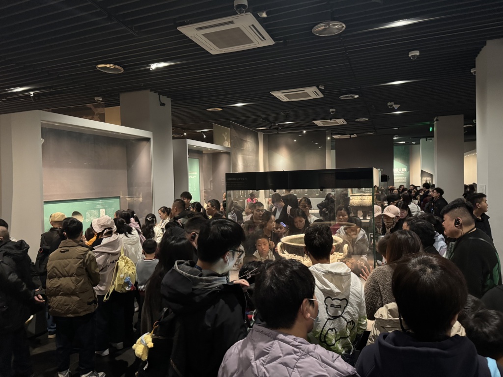 秋假带火淡季旅游市场 多地景区齐发门票约满公告 网友：以为又过了一遍五一十一