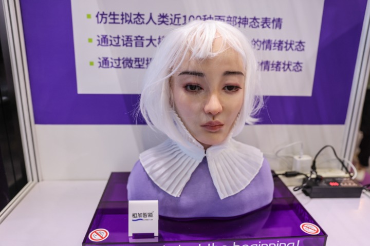 图为相加智能带来的人机情感双向交互方针机器人。