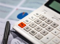 逼近12万元/吨 六氟磷酸锂1个月涨幅接近翻倍 有上市公司称“订单还在增加”