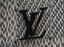 奢侈品牌“寒潮”来袭：LV股价年内跌超30% 行业祛魅绝非单一因素导致
