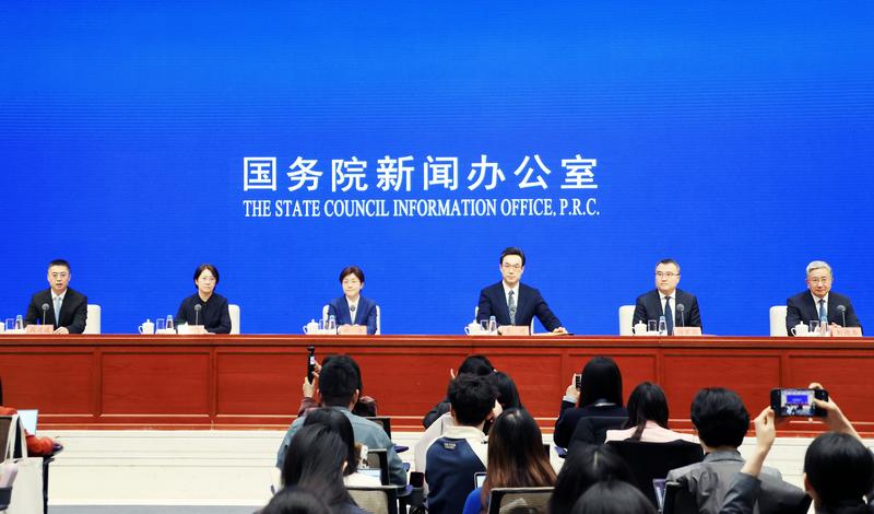 3月7日，国务院新闻办公室举行吹风会，国家发展改革委副主任郑备、国家发展改革委秘书长袁达、国家发展改革委发展战略和规划司司长陈雷、国家发展改革委创新和高技术发展司司长白京羽、国家发展改革委社会发展司司长刘德春解读十五五规划纲要草案，并答记者问。新华社