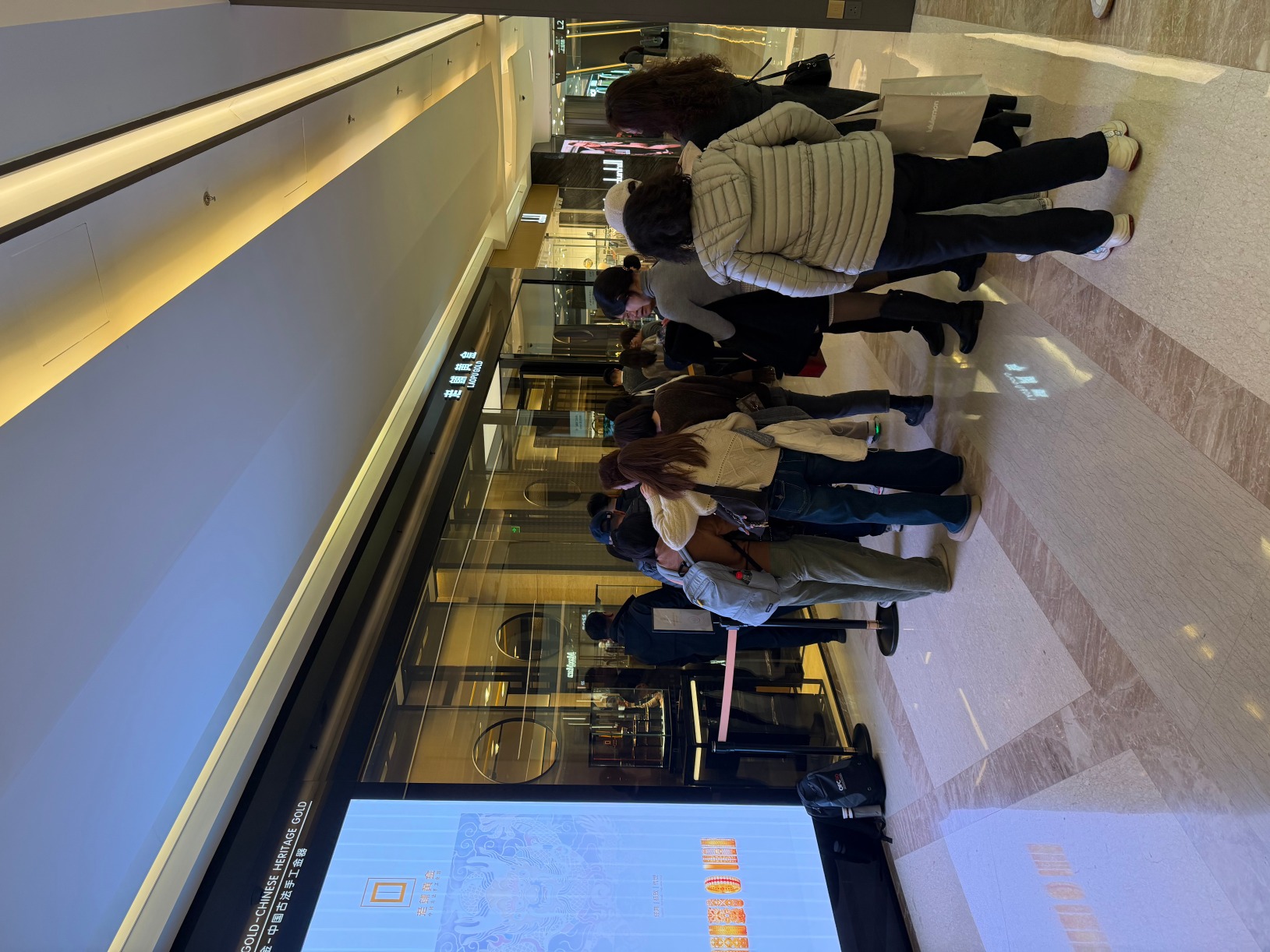 老铺黄金港汇店门口