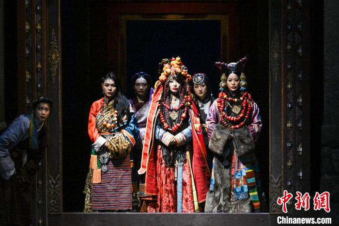 首页>财经频道>正文>图为演员们正在演绎话剧《尘埃落定》.