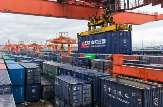 6月22日，新型汽车箱在重庆团结村中心站装车（无人机照片）。新华社记者唐奕 
