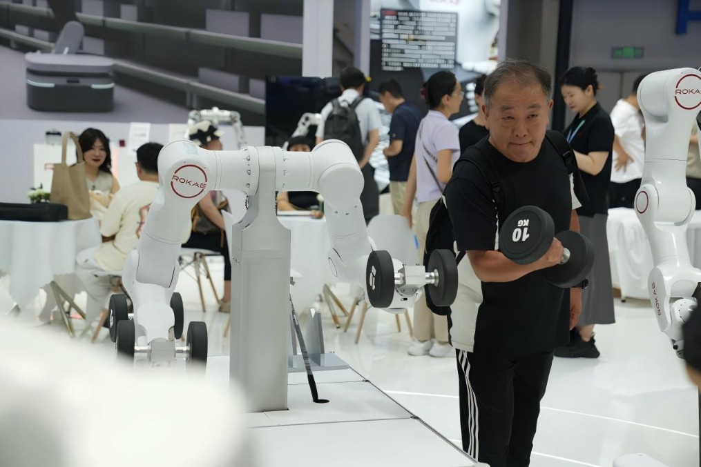 观展者与机器人互动。人民网记者