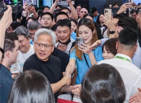 黄仁勋成台北电脑展顶流：热情与女粉握手拍照 