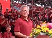 黄仁勋亲赴台积电“讨要更多芯片” 回应存储短缺、涨价等问题