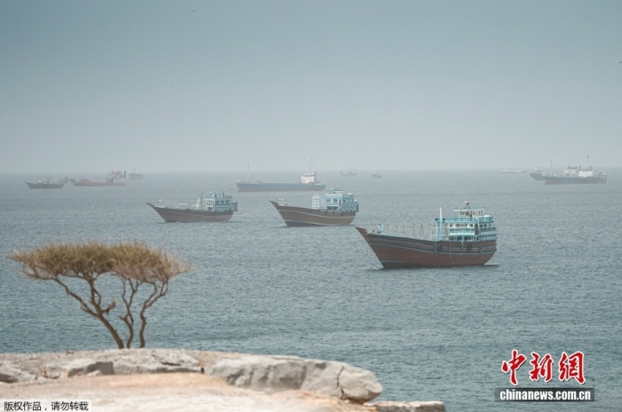 当地时间5月20日，船只驶经霍尔木兹海峡。