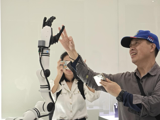 参观者与具身智能机器人手臂进行互动。人民网记者 