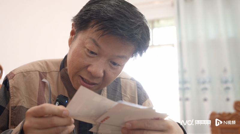 陈正强查看父亲的信件."终于找到了!