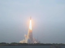 美国执行载人绕月任务火箭发射升空