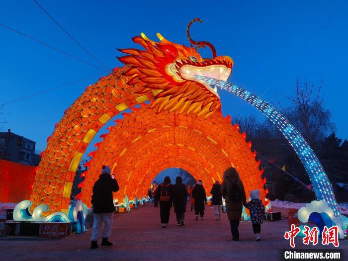 沈阳方城灯会璀璨启幕主灯紫气东来成打卡热点