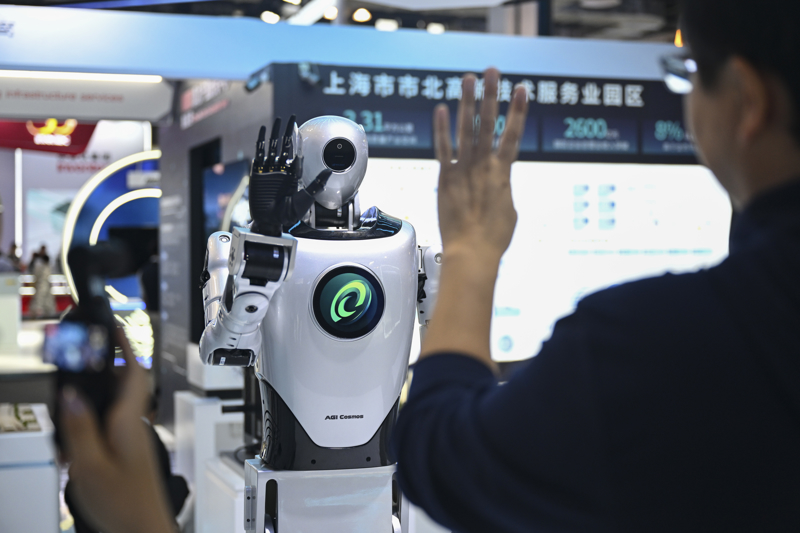 新华全媒+丨2025世界人工智能大会开幕(7)