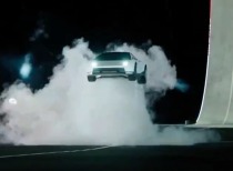 会飞的汽车！特斯拉Roadster跑车亮相 现场视频：空中旋转 像火箭一样降落