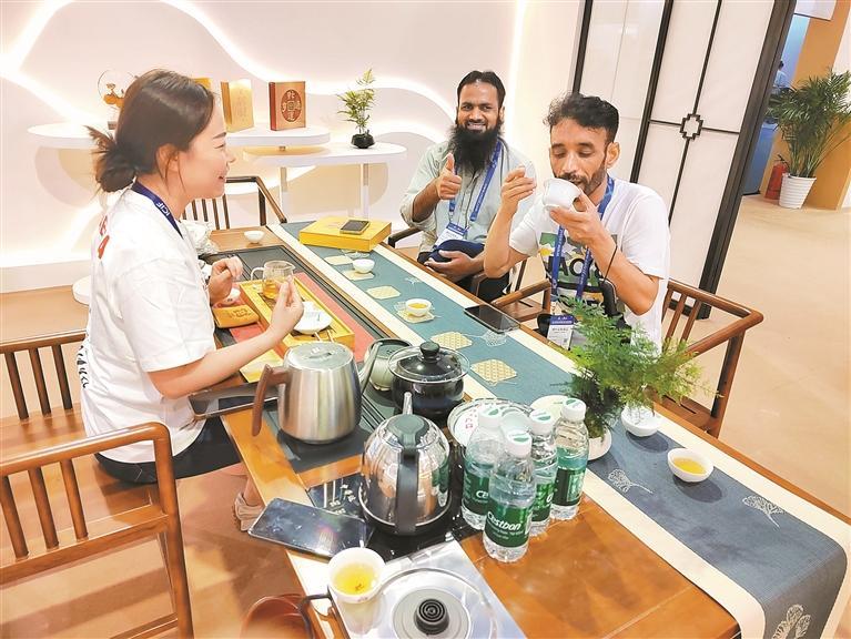 深圳商报记者廖万育摄深圳商报记者文灿戴广军"chine