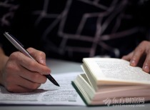 中共中央政治局召开会议 讨论“十五五”规划纲要草案和政府工作报告